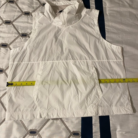 Women’s Under Armour Windbreaker Vest—XL - Picture 10 of 13